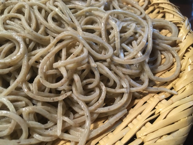 そばさろん一季（ひととき）[朽網]では、北九州産の玄ソバを自家製粉した十割蕎麦2種とそば前が楽しめる。