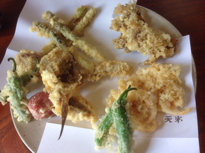 高岡市の天米（てんよね）さんは、目の前で揚げたてサクサクの地物天ぷらと手打ち蕎麦が楽しめます。