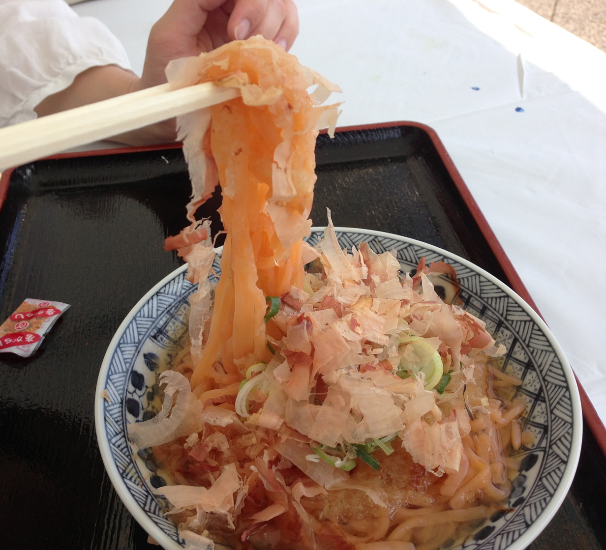 福井のブランドトマト越のルビーと、目にも鮮やかなほうれん草を練り込んだ麺でおろしうどんをいただきました。