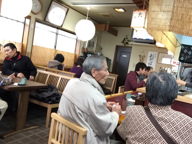 福井に来たら行きたくなる三国そば処あおきの越前蕎麦を求めて、休日は大勢の県外客でにぎわいます。