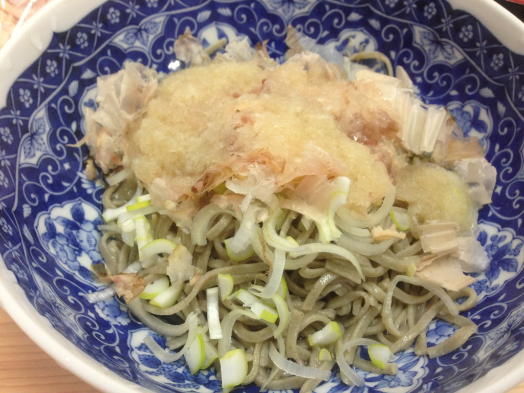 福井県産にこだわった見吉屋さんの越前おろし蕎麦セットは、家庭で本格的な辛味おろしそばが食べられる。
