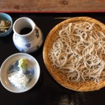新潟県北長岡にあるそば処無限道の手打ち蕎麦は、北海道摩周産の生粉十割そばと辛めのツユが印象的でした。
