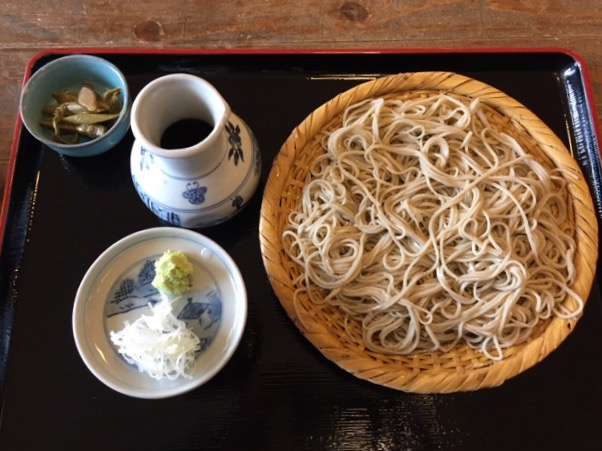 新潟県北長岡にあるそば処無限道の手打ち蕎麦は、北海道摩周産の十割そばと辛めのツユが印象的でした。