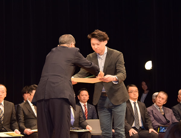第４回「福井ふるさと企業表彰」ものづくり部門の優秀賞にそば粉製造業としてカガセイフンが選ばれました。