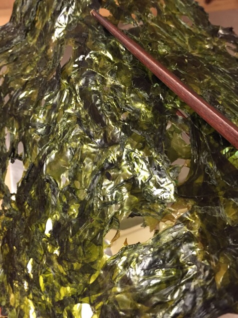 炙ると汐の香りが際立つ奥能登輪島の岩海苔は、銘柄「水仙」で打ったおろしそばと若狭の地酒と合わせてもなお香る。