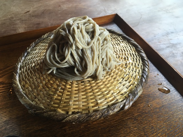 京都河原町の蕎麦kiln（キルン）では、石臼挽き手打ちの在来そばがランチ限定で楽しめる。