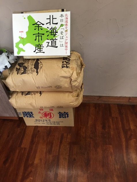 信州そばの小木曽製粉所は、3たての蕎麦を500円で提供しそば店にも引けを取らないクオリティを実現している。