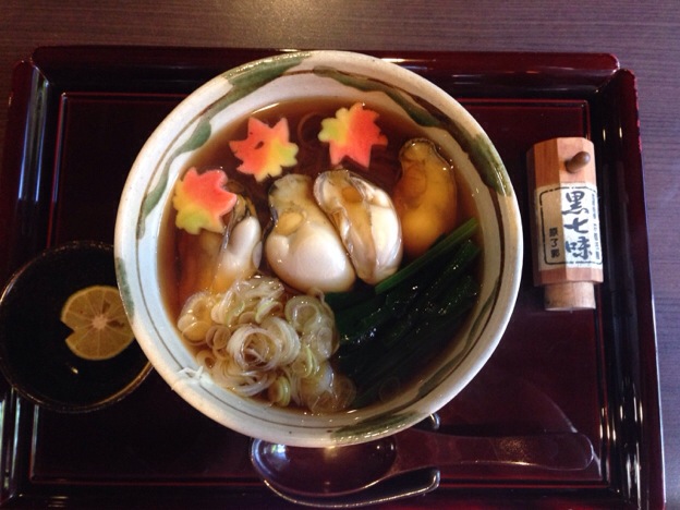 名古屋市中村区の蕎麦伊とうは、日本家屋の落ち着いた空間で香り高い挽きたて手打ちそばがいただけます。