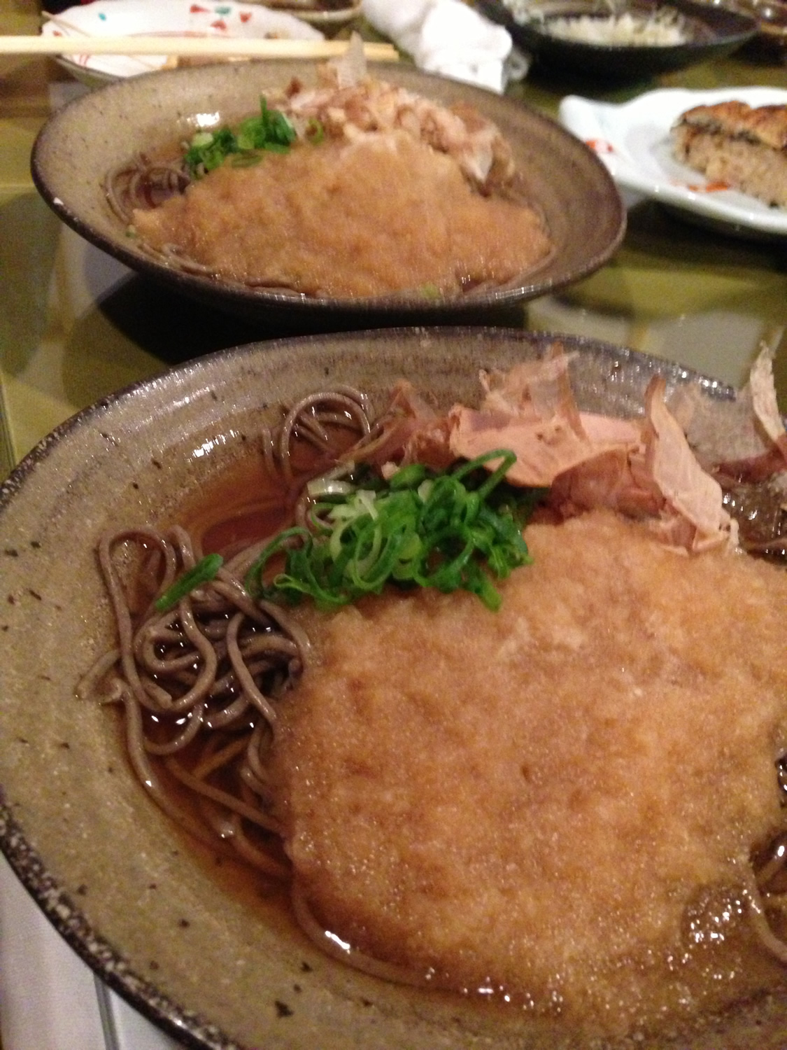 敦賀駅前の地魚料理まるさん屋では、日本海の旬の魚と共に挽きぐるみ100%の本格十割越前そばが楽しめます。
