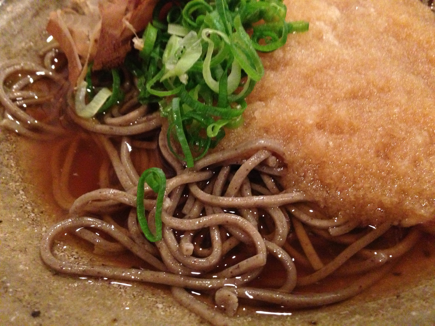 敦賀駅前の地魚料理まるさん屋では、日本海の旬の魚と共に挽きぐるみ100%の本格十割越前そばが楽しめます。