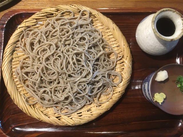 そばさろん一季（ひととき）[朽網]では、北九州産の玄ソバを自家製粉した十割蕎麦2種とそば前が楽しめる。