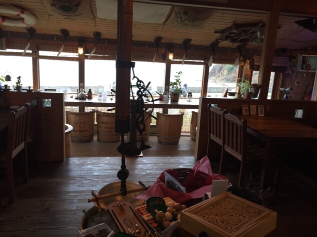 加賀市片野海岸前のsea side cafeうみぼうずでは、自家焙煎コーヒーと焼きたて全粒ガレットが楽しめる。