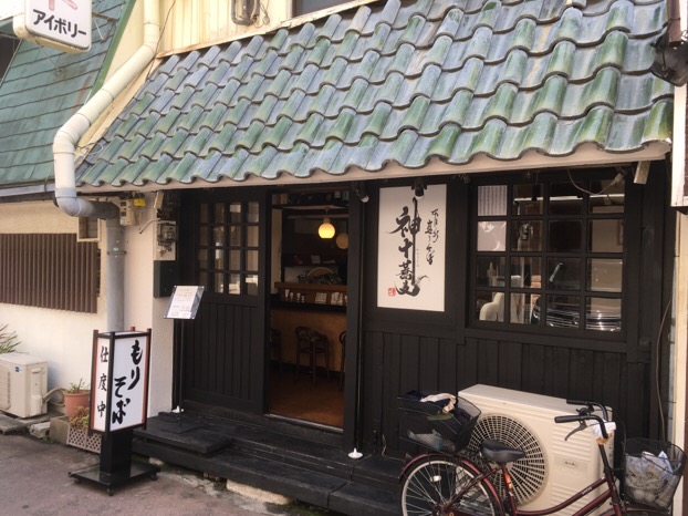 十割打ち盛りそば専門の神十（かんど）蕎麦は、大阪姫島駅から徒歩3分の好立地にある蕎麦好きのためのお店。