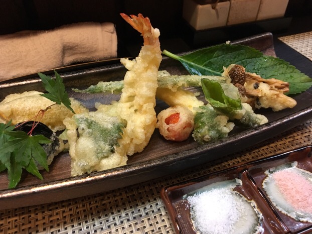 阪急淡路西口から徒歩3分の天割烹そばはるな（大阪市）は、旬の天ぷらと創作10割手打ちそばがお手頃価格で楽しめる。