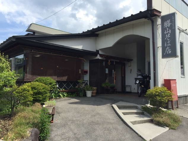 金沢温泉前の勝山そば店（茅野市金沢）は、信州では珍しい田舎手打ち蕎麦で越前そばを連想させる。