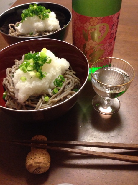福井県産玄そばを皮付きのまま挽きぐるみにした手打ち蕎麦と、青森の地酒田酒を組み合わせた最高の晩ご飯です。