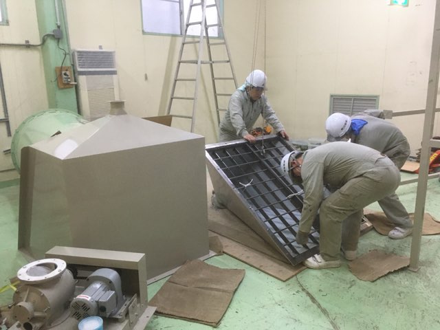 カガセイフン改修工事（58日目）原料切込み口取付、設備移動