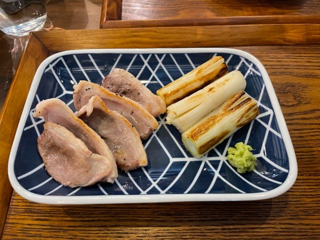 入善にある手打ち蕎麦あかりでは、福井県内の在来種のみ自家製粉する「生きた蕎麦」が味わえる。