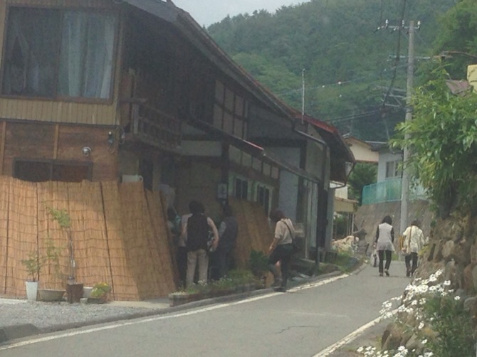 鎌倉から信州伊那市高遠町へ移転した日々茶寮連さんは、新鮮な地の食材を使った料理と女将が打つお蕎麦が楽しめる。