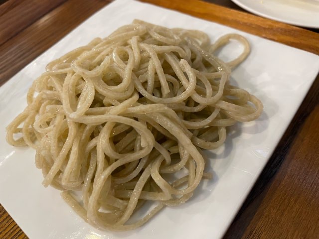 入善にある手打ち蕎麦あかりでは、福井県内の在来種のみ自家製粉する「生きた蕎麦」が味わえる。