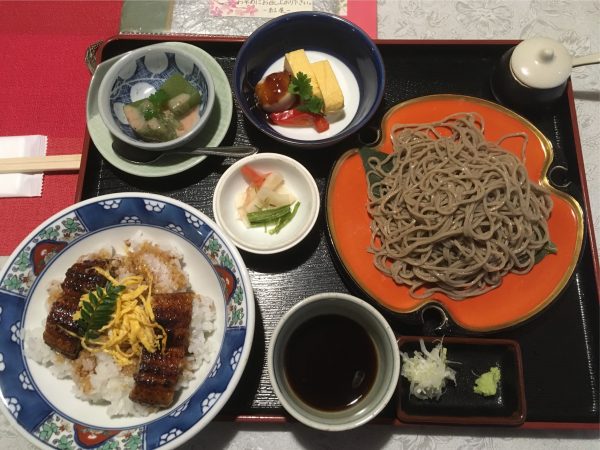 奈良東大寺前にある蕎麦と鰻の紅屋（べにや）は、古民家でいただくお料理に旅路の疲れが癒される。
