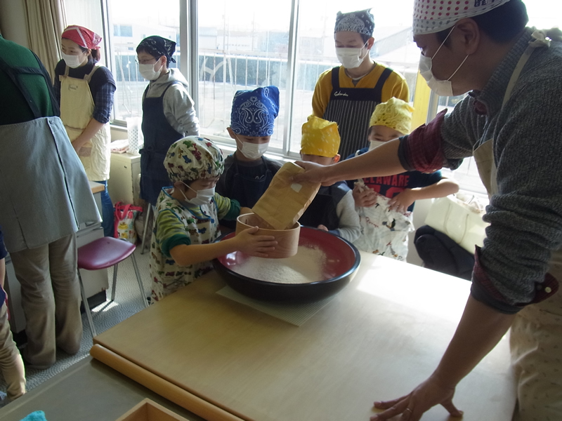 越前そば連合の「出張！蕎麦打ち体験教室」＠金沢市西南部小学校にて本場のおろしそばを堪能していただきました。