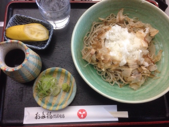 石川県産と福井県産ブレンドの細打ち蕎麦が食べられる金沢問屋町のお多福は、地元に愛されている活気あるお店でした。