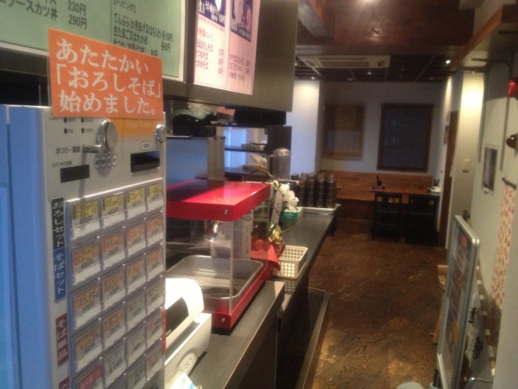 老舗と立ち食いそば店の密集地である神田で開店した神田あすわは、安価でコストパフォーマンスの高い福井の越前そばが食べられる。