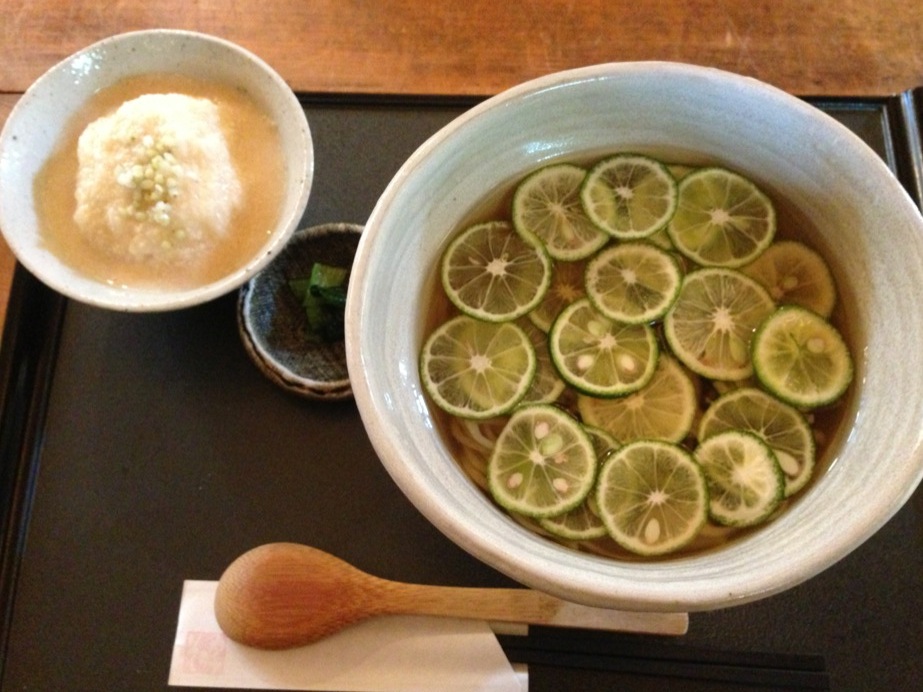 福井市高木にある蕎麦その字のすだちそばは、やさしいダシの風味と柑橘系の香りが体に染みいる1杯です。