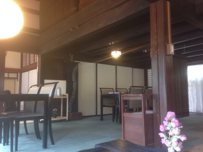 鎌倉から信州伊那市高遠町へ移転した々茶寮連さんは、新鮮な地の食材を使った料理と女将が打つお蕎麦が楽しめる。