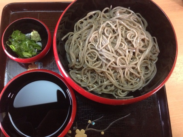 滋賀県大津のそば処の息吹喜（いぶき）食堂では、福井在来種にこだわった細打ちの越前そばが食べられます。