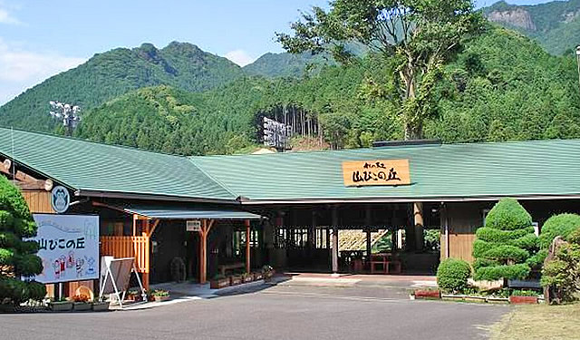多目的な体験施設を備える山びこの丘（愛知県新城市）では、毎朝手打ちの挽きぐるみ田舎蕎麦が食べられる。