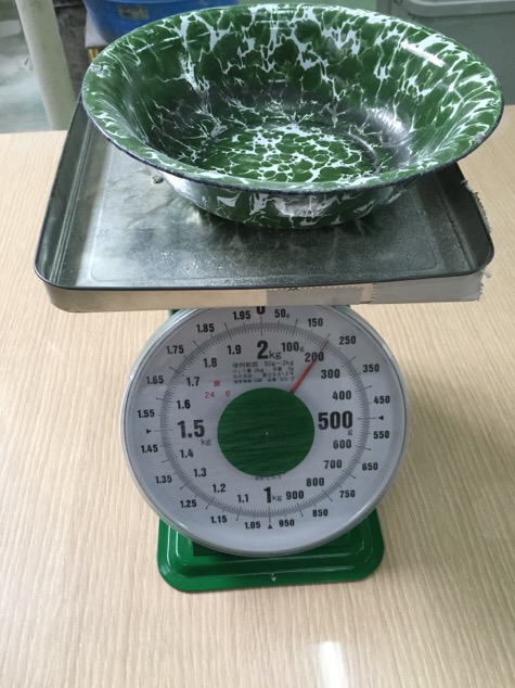 そば粉を正しく計量する秤や製粉工場内の温室度計は、定期的な点検と交換を行っています。