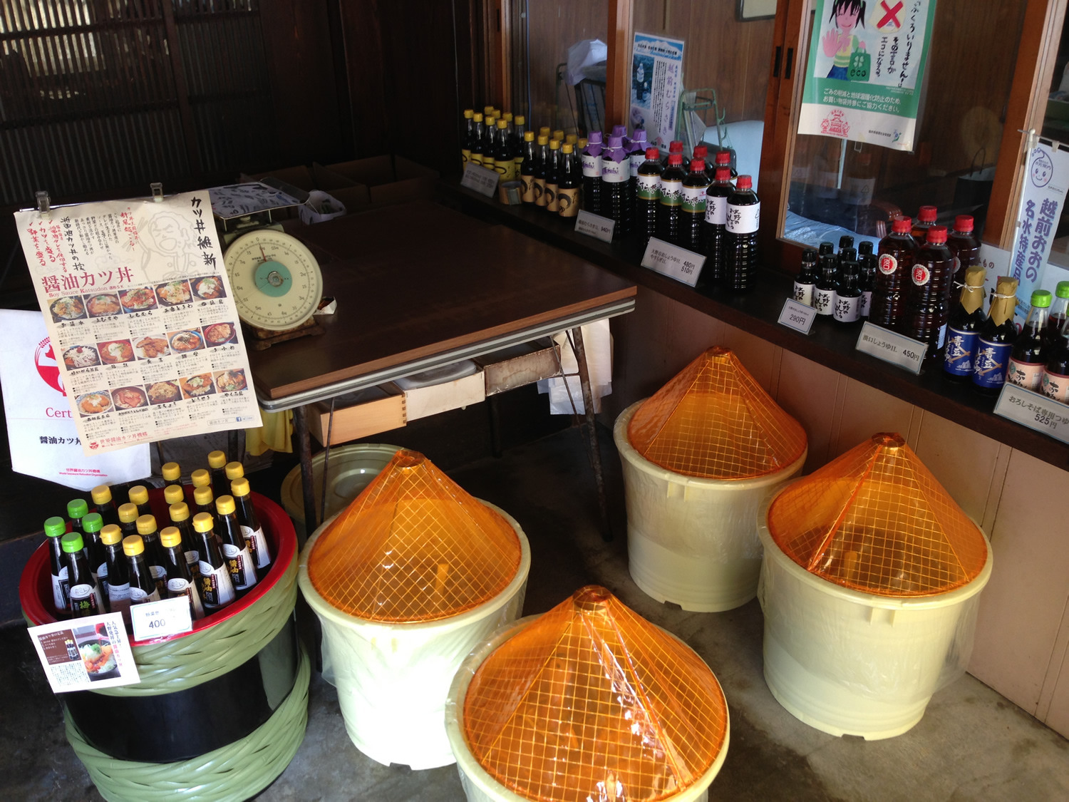 福井有数のそば産地である越前大野で100年以上、麹づくりから一貫して醤油醸造を続ける野村醤油様を見学しました。