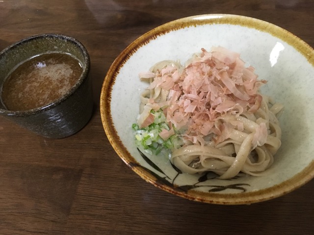 宇野重吉氏が愛した越前そばの名店「三井屋」は、シンプルなメニューで太麺と細麺が選べる楽しさがある。