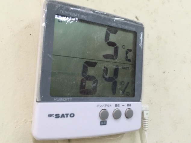 そば粉を正しく計量する秤や製粉工場内の温室度計は、定期的な点検と交換を行っています。