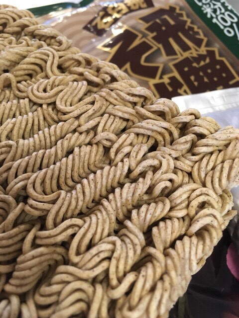 飛騨荘川産そば粉使用の石臼挽「飛騨そば」は、手軽に美味しい種そばが食べられるインスタント蕎麦の袋めん。