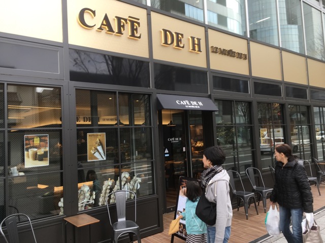金沢市カフェ ドゥ アッシュ（CAFĒ DE H）では、手巻きスタイルの米粉入りガレットが楽しめる。