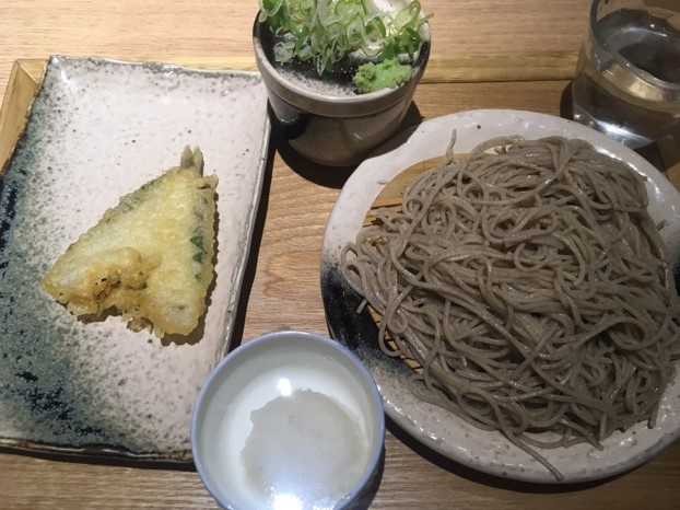 名古屋の久屋大通にあるセルフ型そば店「そばいち」は、自家製麺の国産二八蕎麦とそば屋の種物が低価格で食べられる。